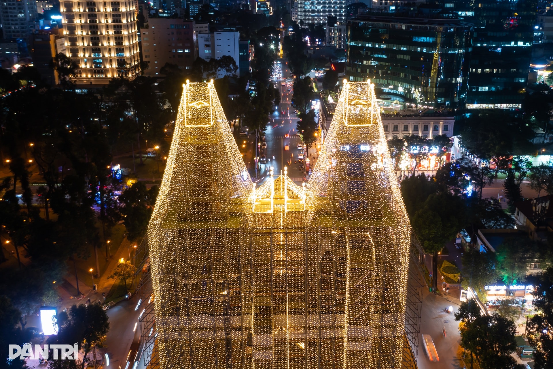 1.000km đèn LED thắp sáng Nhà thờ Đức Bà mùa Giáng sinh - 4 1.000km đèn LED thắp sáng Nhà thờ Đức Bà mùa Giáng sinh - 4