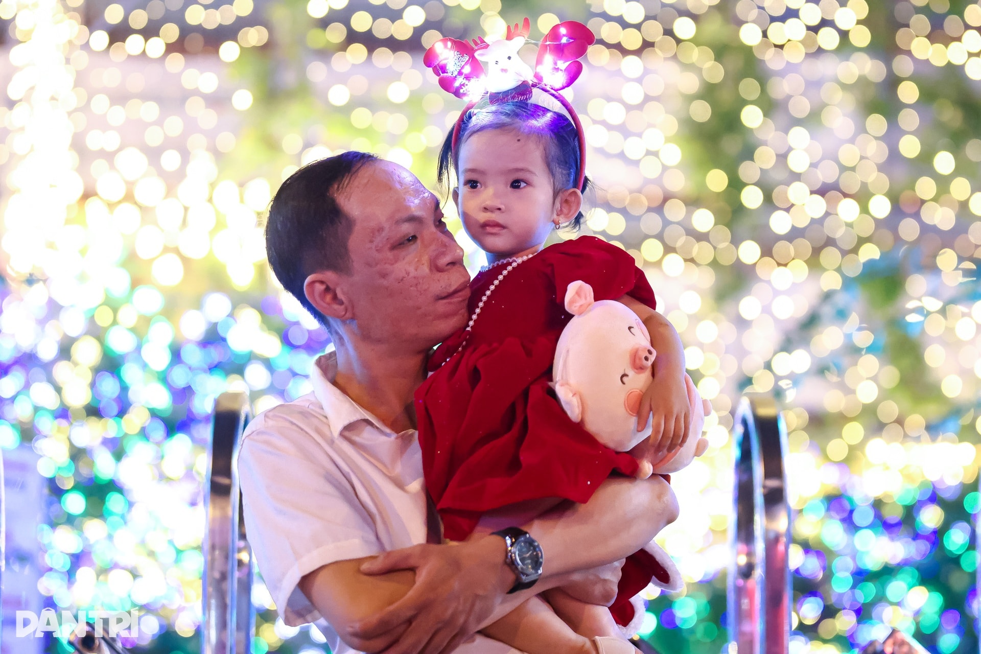 1.000km đèn LED thắp sáng Nhà thờ Đức Bà mùa Giáng sinh - 9 1.000km đèn LED thắp sáng Nhà thờ Đức Bà mùa Giáng sinh - 9