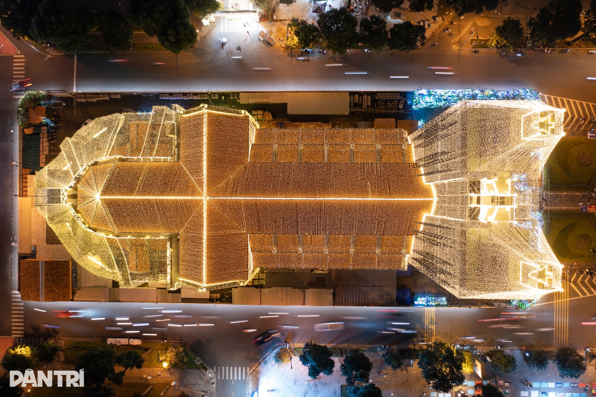 1.000km đèn LED thắp sáng Nhà thờ Đức Bà mùa Giáng sinh - 3 1.000km đèn LED thắp sáng Nhà thờ Đức Bà mùa Giáng sinh - 3