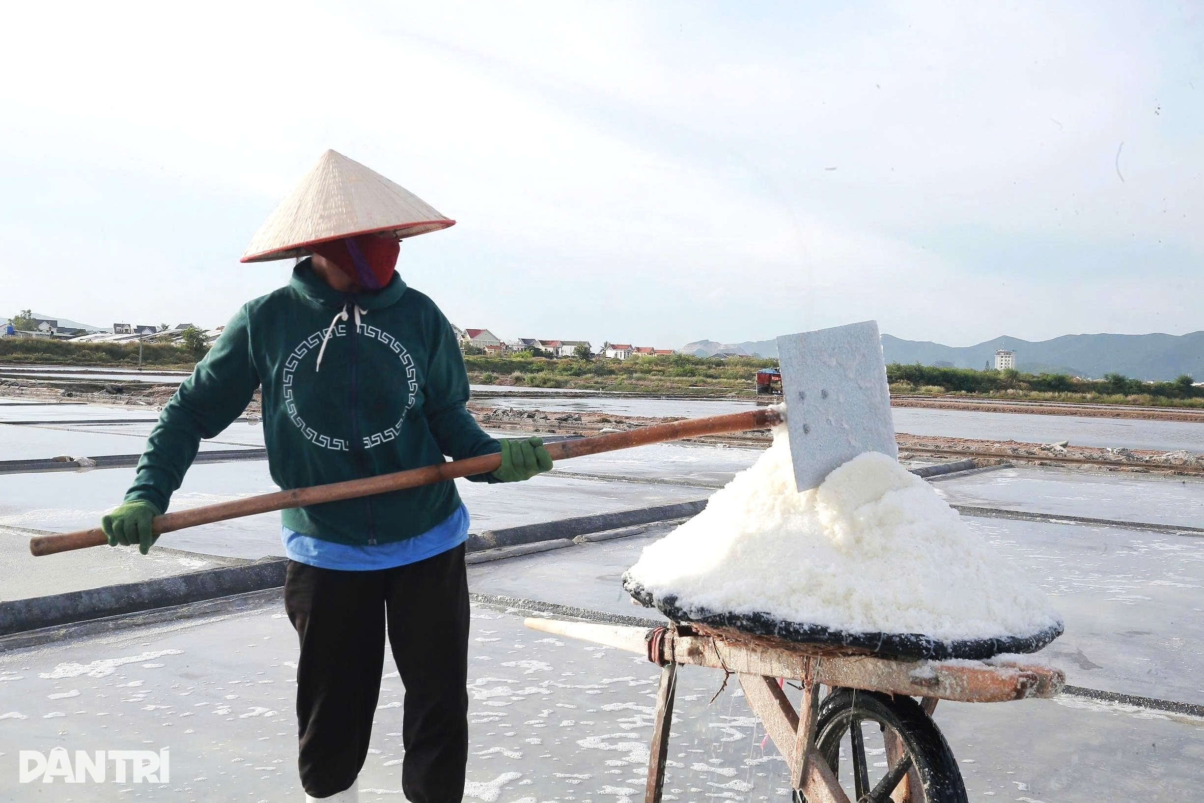 Người đàn ông “lột xác” cho hạt muối ở làng nghề hơn 400 năm tuổi - 5 Người đàn ông “lột xác” cho hạt muối ở làng nghề hơn 400 năm tuổi - 5