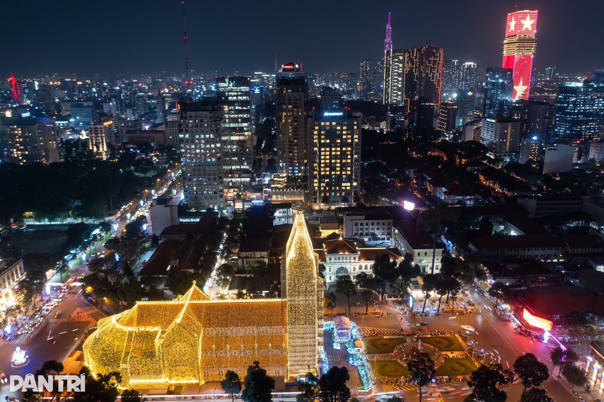 1.000km đèn LED thắp sáng Nhà thờ Đức Bà mùa Giáng sinh - 13 1.000km đèn LED thắp sáng Nhà thờ Đức Bà mùa Giáng sinh - 13