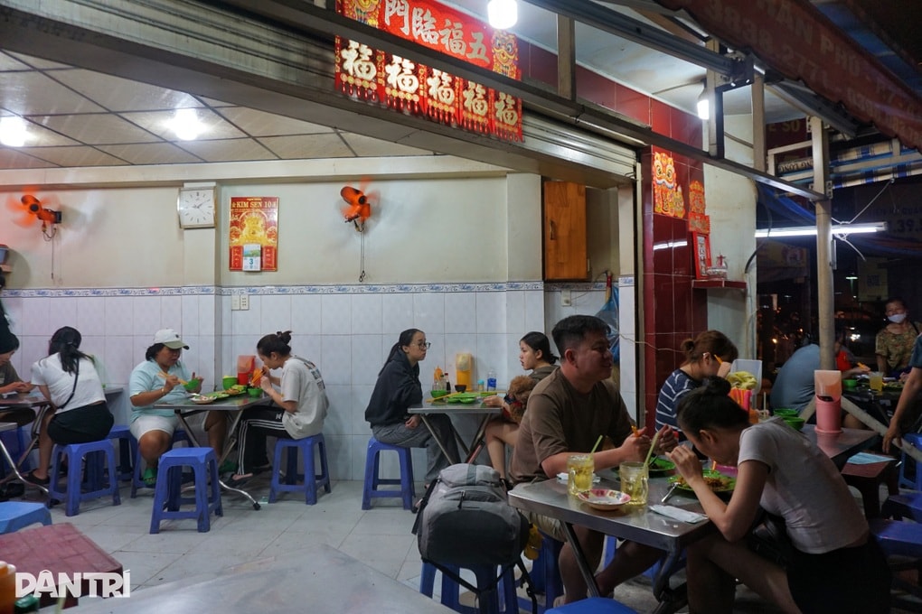 Hủ tiếu nhà xác ở TPHCM càng khuya càng đông và sự thật về món cơm màu đỏ - 1