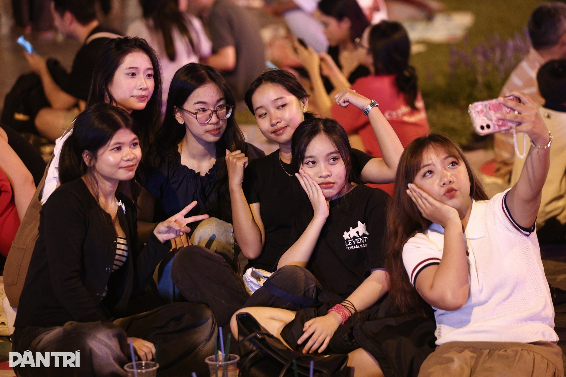 1.000km đèn LED thắp sáng Nhà thờ Đức Bà mùa Giáng sinh - 6 1.000km đèn LED thắp sáng Nhà thờ Đức Bà mùa Giáng sinh - 6