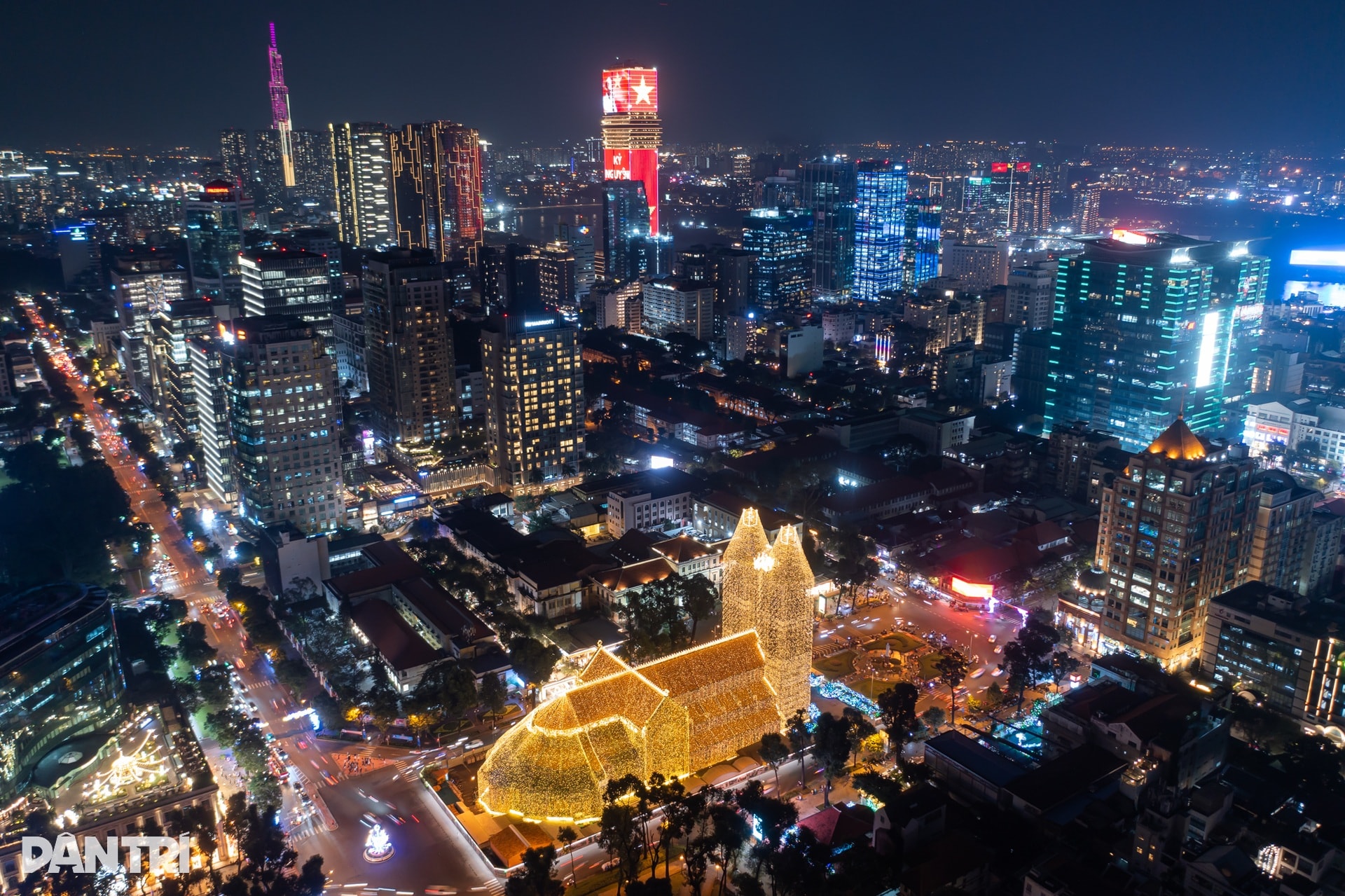 1.000km đèn LED thắp sáng Nhà thờ Đức Bà mùa Giáng sinh - 1 1.000km đèn LED thắp sáng Nhà thờ Đức Bà mùa Giáng sinh - 1