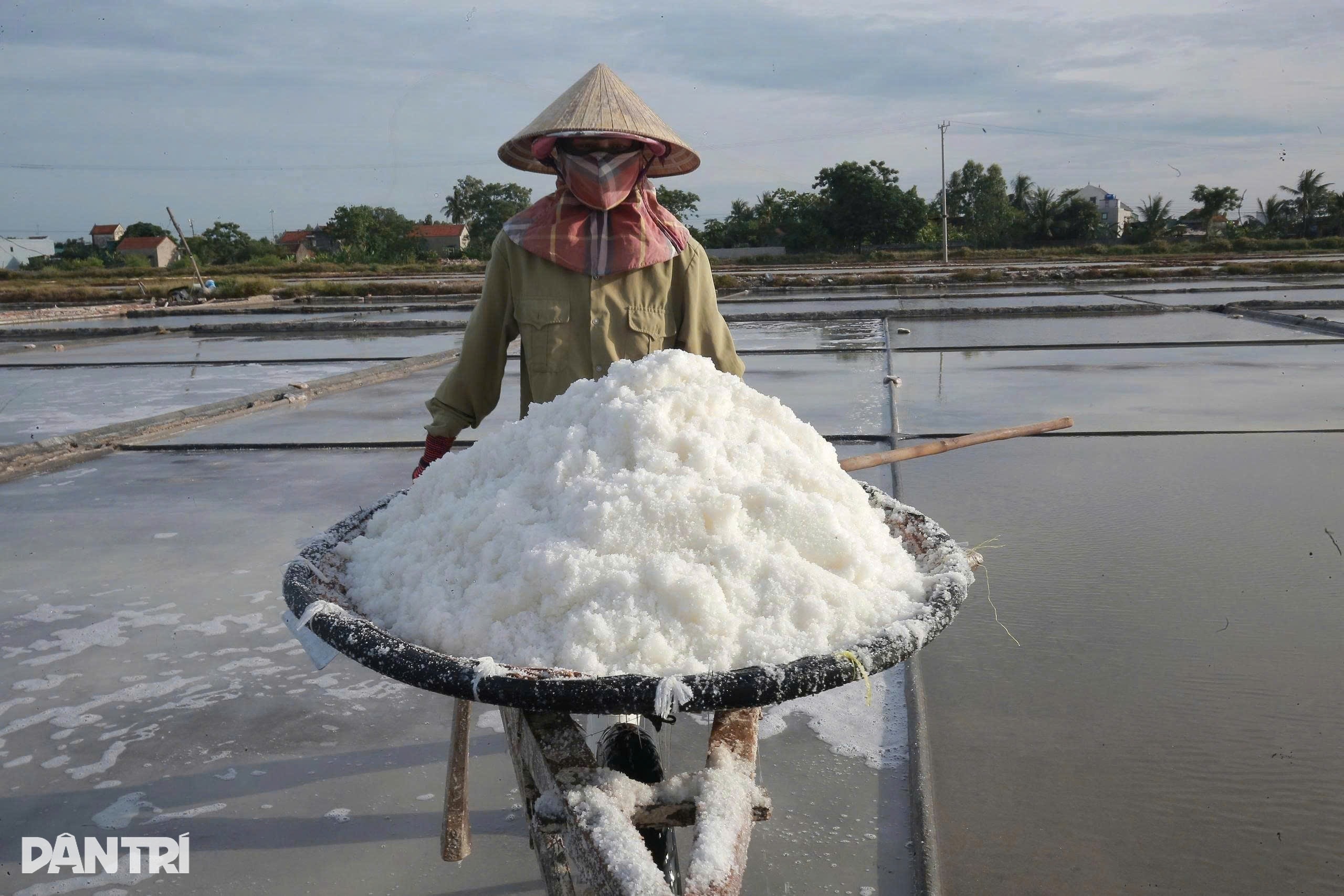 Người đàn ông “lột xác” cho hạt muối ở làng nghề hơn 400 năm tuổi - 1 Người đàn ông “lột xác” cho hạt muối ở làng nghề hơn 400 năm tuổi - 1