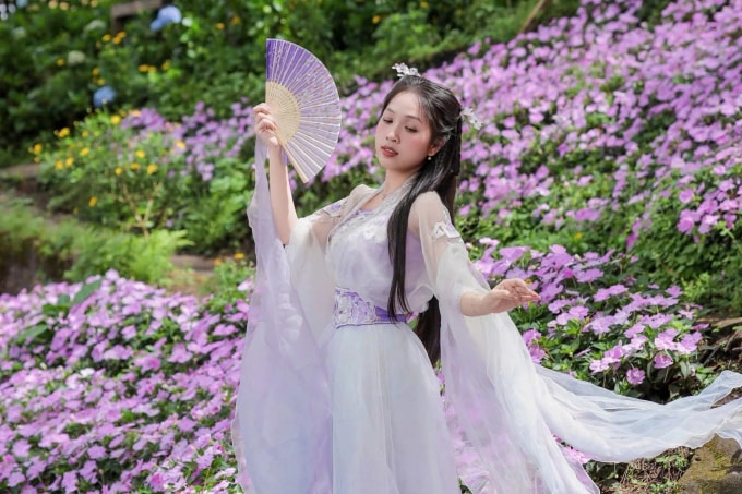 Chủ quán Kim Hương mặc trang phục cổ trang trong khuôn viên quán cà phê Happy Hill. Ảnh: NVCC