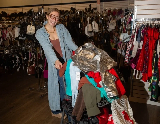 Andolyn Parrish và chồng hàng mua được tại cửa hàng Unclaimed Baggage. Ảnh: Austin Steele/CNN