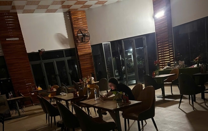Resort mất điện trong khi máy phát chỉ đủ cấp điện cho khu vực lễ tân và nhà hàng. Ảnh: Hoàng Linh