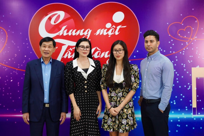 Ông Johnathan Hạnh Nguyễn và vợ - doanh nhân Lê Hồng Thủy Tiên, cùng con gái Tiên Nguyễn và con rể tương lai tại sự kiện hôm 28/11. Ảnh: NVCC