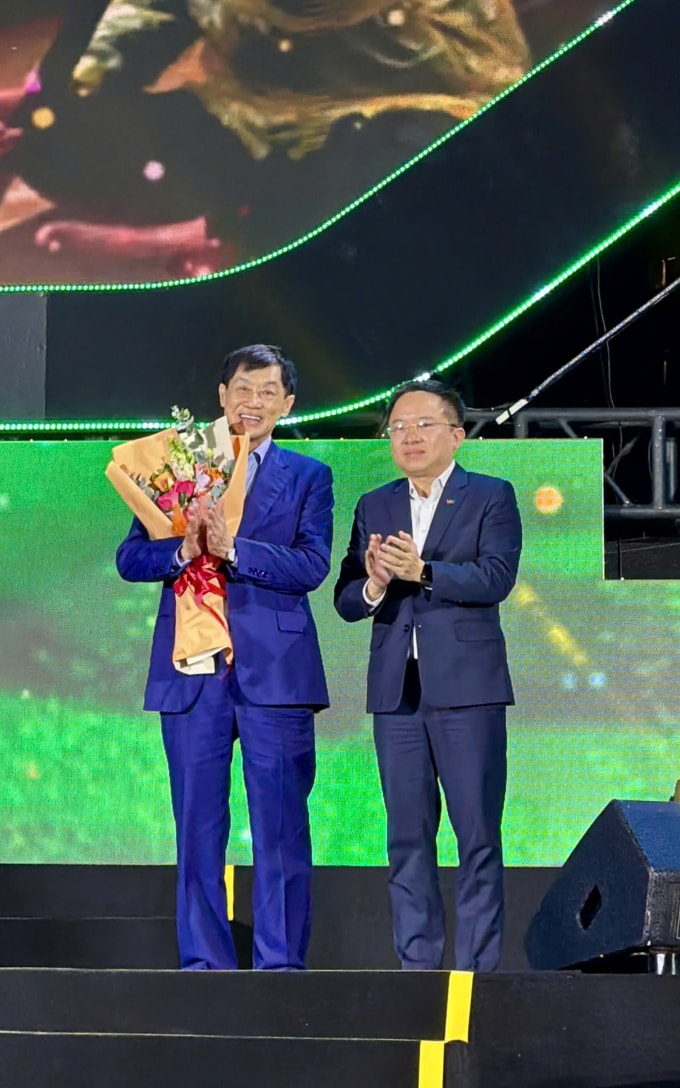 Ban tổ chức Nghĩa tình phương Nam 2025 tặng hoa tri ân ông Hạnh Nguyễn. Ảnh: NVCC