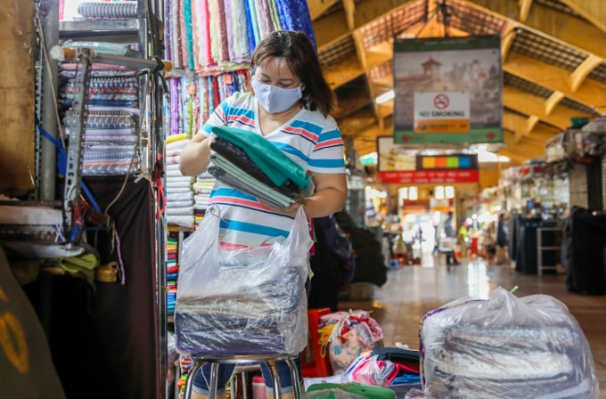 Một tiểu thương bán hàng tại chợ Bến Thành. Ảnh: Quỳnh Trần