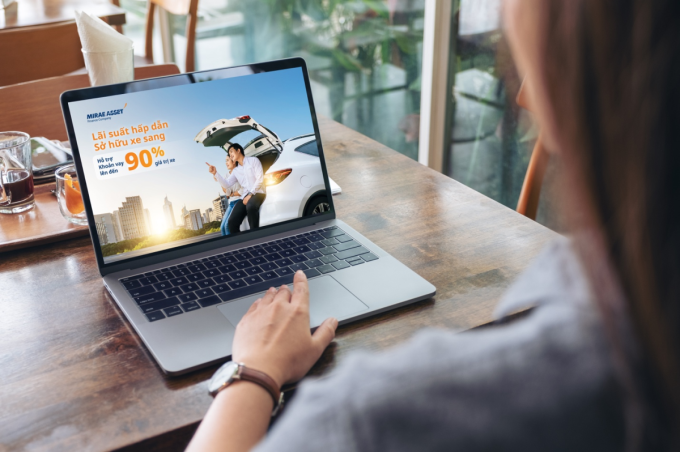 Người dùng tìm hiểu về sản phẩm của Tài chính Mirae Asset. Ảnh: Tài chính Mirae Asset