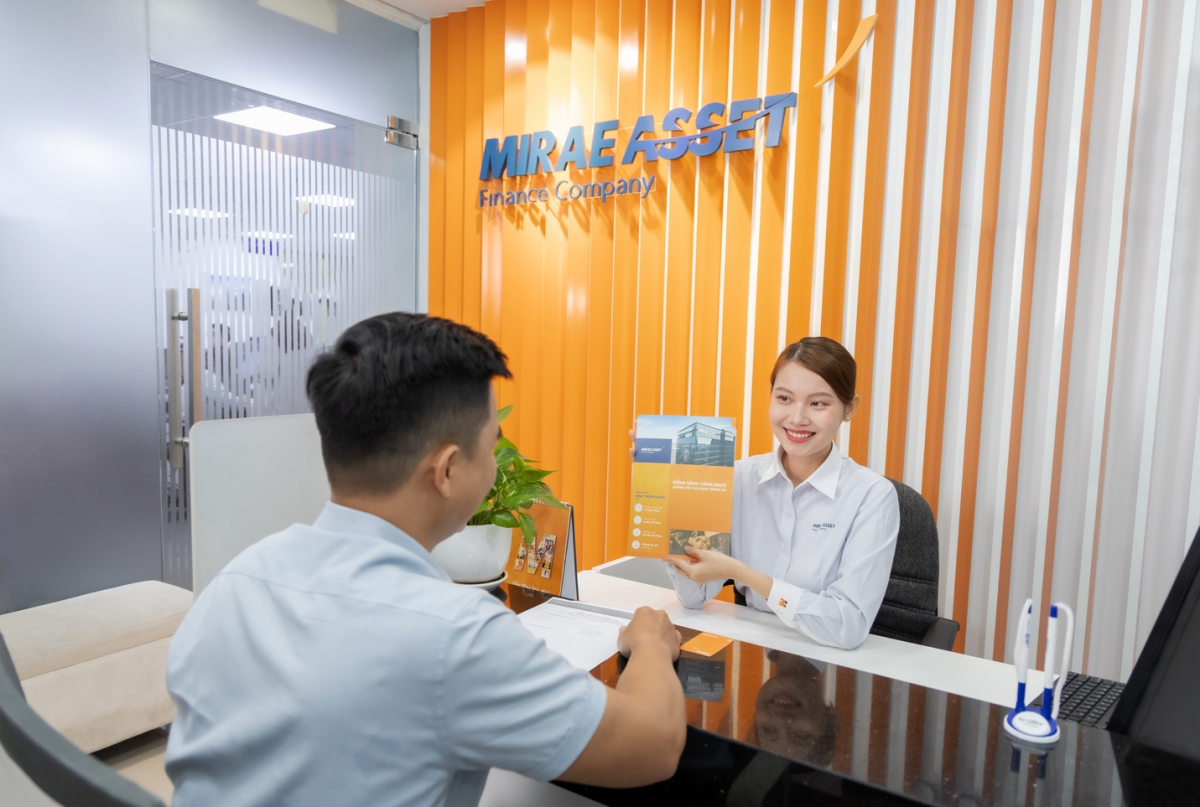 Nhân viên Tài chính Mirae Asset tư vấn gói vay đến khách hàng. Ảnh: Tài chính Mirae Asset