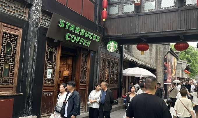 Một cửa hàng Starbucks ở Thành Đô, Trung Quốc vào ngày 31/5. Ảnh: Phiên An