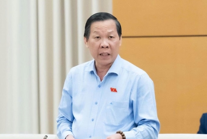 Ông Phan Văn Mãi, Chủ nhiệm Ủy ban Kinh tế và Tài chính trìng bày báo cáo giải trình, tiếp thu tại phiên họp 52 của Ủy ban Thường vụ Quốc hội, tối 2/12. Ảnh: Media Quốc hội