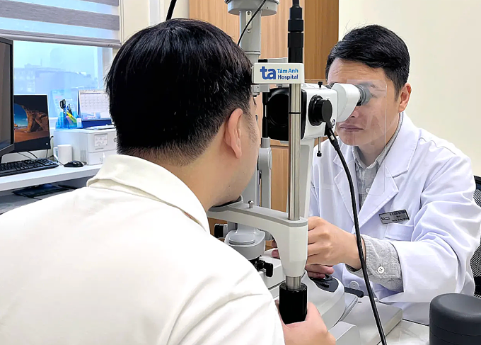 Bác sĩ khám mắt cho anh Tùng. Ảnh: Bệnh viện Đa khoa Tâm Anh
