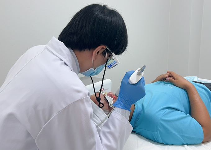 Bác sĩ sử dụng laser YAG xung dài điều trị các mao mạch giãn cho ông Hưng. Ảnh: Bệnh viện Đa khoa Tâm Anh