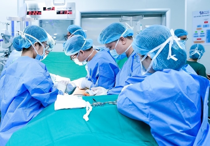 Êkíp sinh thiết hạch gác cửa, đoạn nhũ và tái tạo ngực cho chị Dương. Ảnh: Bệnh viện Đa khoa Tâm Anh