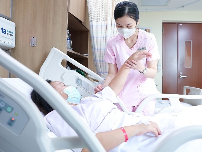 Nhân viên y tế chăm sóc cho chị Dương. Ảnh: Bệnh viện Đa khoa Tâm Anh