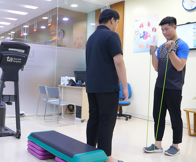 Bài tập sức mạnh với dây kháng lực giúp tăng cơ, giảm mỡ. Ảnh: Bệnh viện Đa khoa Tâm Anh