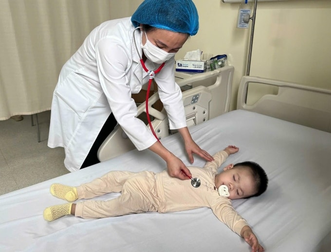 Bác sĩ khám cho bé Hưng trước khi xuất viện. Ảnh: Bệnh viện Đa khoa Tâm Anh