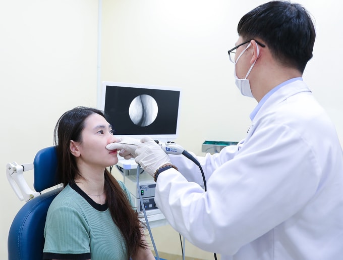 Bác sĩ Phát đang nội soi mũi cho một người bệnh. Ảnh: Phòng khám Đa khoa Tâm Anh Quận 7