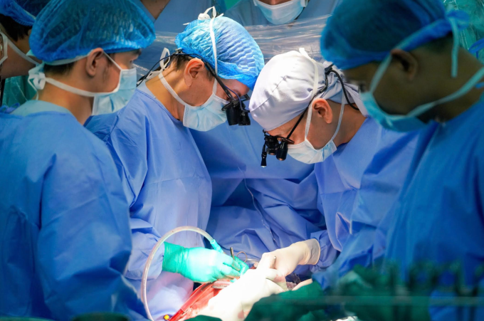Các bác sĩ thực hiện ghép tim cho bệnh nhi. Ảnh: Bệnh viện cung cấp