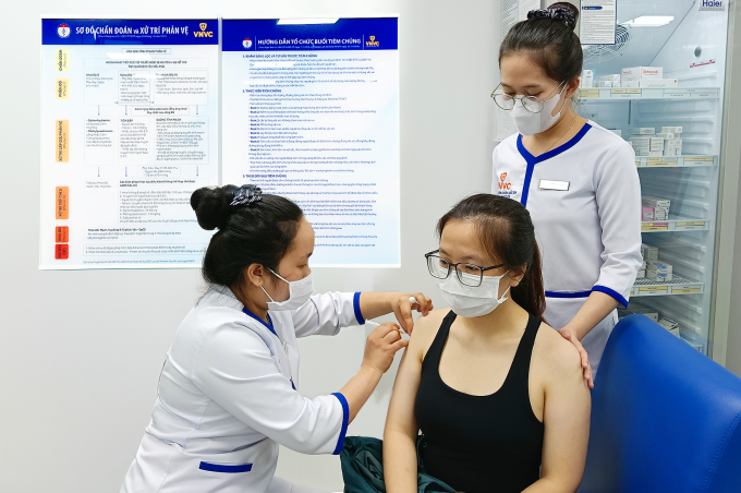 Nữ giới tiêm vaccine dại phòng bệnh tại Hệ thống Tiêm chủng VNVC. Ảnh: Khánh Hòa