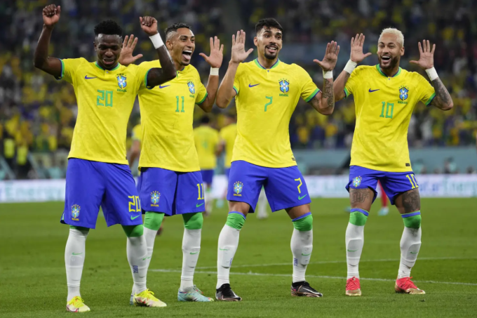 Vinicius, Raphinha, Lucas Paqueta và Neymar (từ trái qua) nhảy mừng bàn trong trận Brazil thắng Hàn Quốc 4-1 ở vòng 1/8 World Cup 2022 trên sân 974 tại Doha, Qatar ngày 5/12/2022. Ảnh: AP