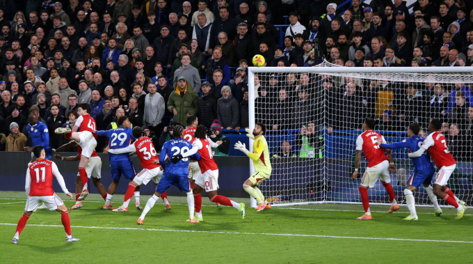 Tình huống Trevoh Chalobah đánh đầu ngược mở tỷ số trong trận Chelsea hòa Arsenal 1-1 trên sân Stamford Bridge, London, Anh ngày 30/11/2025. Ảnh: Sky Sports