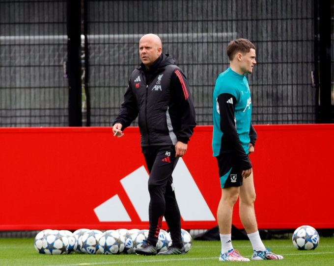 HLV Arne Slot và Florian Wirtz trong buổi tập của Liverpool đầu tháng 11. Ảnh: Shutterstock