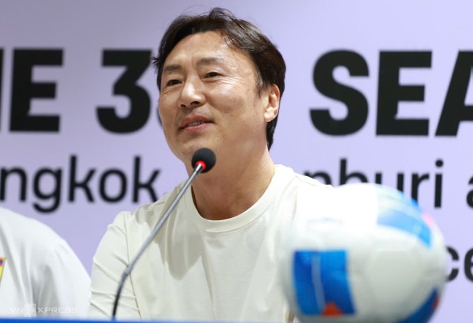HLV Lào Ha Hyeok-jun dự họp báo trước trận gặp Việt Nam ở lượt ra quân bảng B SEA Games 33, tại sân Rajamangala ở Bangkok, Thái Lan vào ngày 2/12/2025. Ảnh: Đức Đồng.