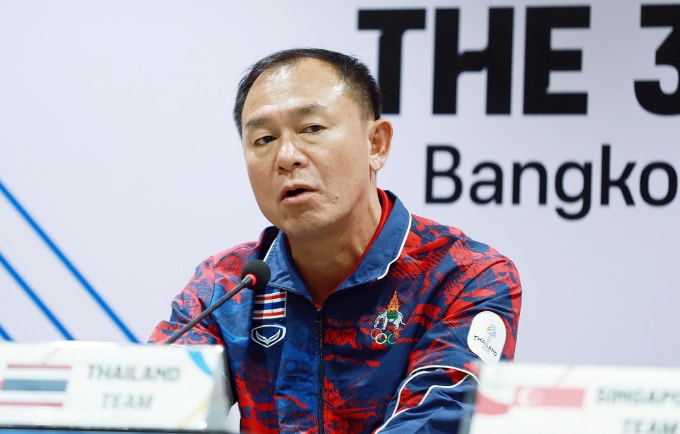 HLV Thái Lan Thawatchai Damrong-Ongtrakul dự họp báo trước trận gặp Timor Leste ở lượt ra quân bảng A SEA Games 33, tại sân Rajamangala ở Bangkok, Thái Lan ngày 2/12/2025. ẢnhL Đức Đồng