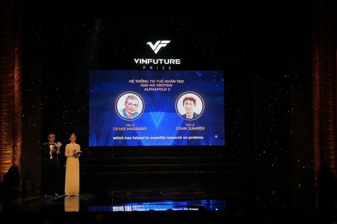 TS Hassabis và TS Jumper nhận giải đặc biệt VinFuture cho Nhà khoa học nghiên cứu các lĩnh vực mới năm 2022. Ảnh: VinFuture