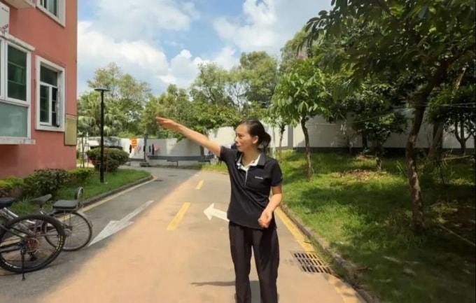 Tăng Yến Hoa thuật lại vụ việc ở dưới chân tòa chung cư. Ảnh: QQ