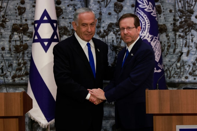 Tổng thống Israel Isaac Herzog (phải) và Thủ tướng Benjamin Netanyahu tại Jerusalem tháng 11/2022. Ảnh: AFP
