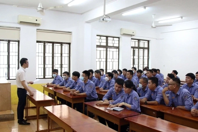 Học viên học lái tàu Metro Số 1. Ảnh: Giang Anh