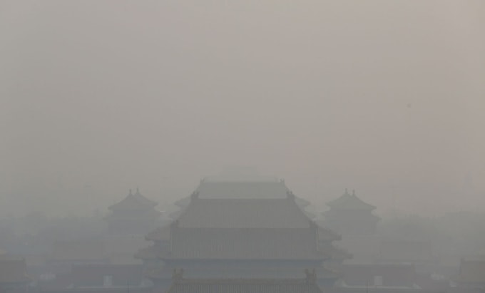 Tử Cấm Thành ở Bắc Kinh bị che mờ bởi lớp khói mù dày đặc vào năm 2013. Ảnh: Feng Li