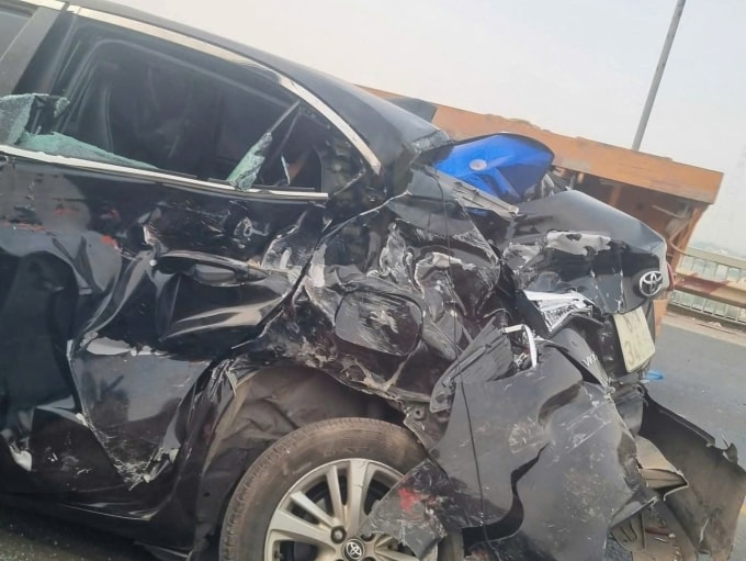 Xe con bẹp rúm sau va chạm. Ảnh: Anh Minh