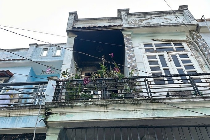 Bức tường ở lầu một ám khói đen, ba người trong nhà bị bỏng đã trèo ra lan can để qua nhà hàng xóm để thoát thân. Ảnh: Minh Bằng