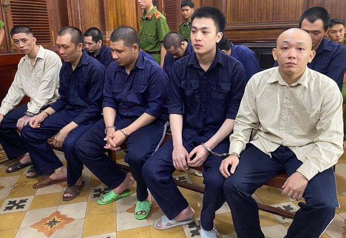 Chu Mạnh Cường (ngoài cùng bên phải) và đồng phạm tại toà hôm nay. Ảnh: Hải Duyên