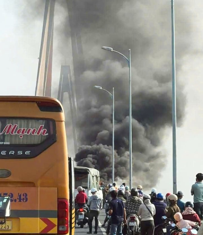 Dòng phương tiện bị ùn ứ cục bộ do vụ cháy trên cầu Rạch Miễu. Ảnh: Người dân cung cấp