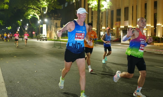 Martin Zachrisson tươi cười trên đường chạy 21km VnExpress Marathon Hà Nội Midnight 2025 Powered by Puma. Ảnh: VnExpress Marathon