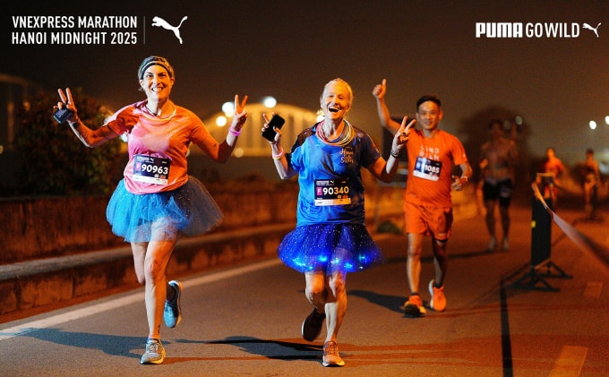 Carolyn Jeziorski và Michelle Marie Meyer Ngai cùng chinh phục cự ly full marathon. Ảnh: VnExpress Marathon