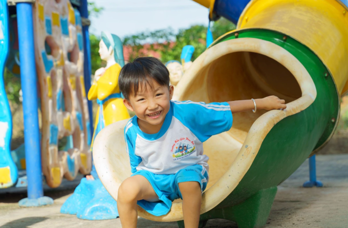 Học sinh tại trường Mầm non Hoa Mai vui vẻ chơi đùa tại sân chơi mới. Ảnh: Kha Phạm