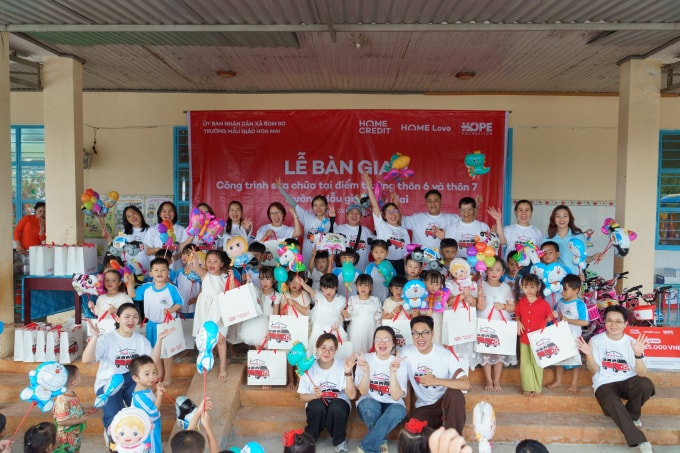 Đoàn trao tặng quà cho tất cả học sinh tại trường Mầm non Hoa Mai. Ảnh: Hoàng Vũ