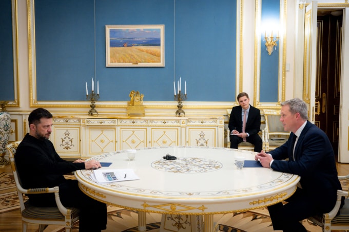 Tổng thống Ukraine Volodymyr Zelensky (trái) gặp Bộ trưởng Lục quân Mỹ Dan Driscoll ở Kiev ngày 20/11. Ảnh: AFP