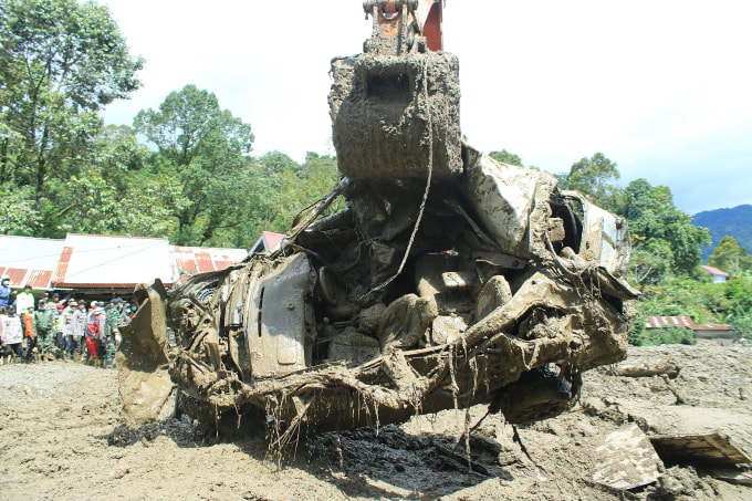 Lực lượng cứu nạn Indonesia tìm kiếm người mất tích sau lũ quét ở Padang Panjang, tỉnh Tây Sumatra ngày 29/11. Ảnh: AFP