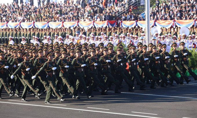 Lễ diễu binh, diễu hành kỷ niệm 50 năm quốc khánh Lào ở Vientiane sáng 2/12. Ảnh: TTX Lào