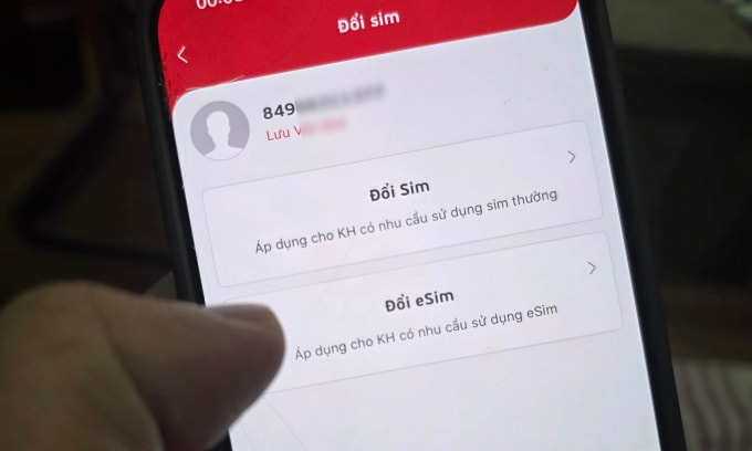 Một người dùng thử đổi eSIM qua hình thức online. Ảnh: Lưu Quý